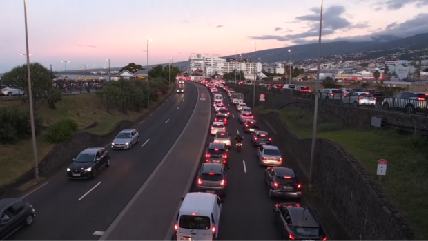 Réaction des automobilistes face la proposition d'une circulation alternée pour lutter contre les embouteillages à La Réunion