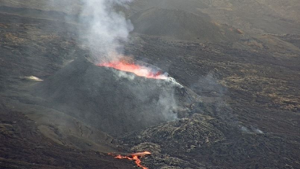 Piton de la Fournaise : l’éruption continue mais perd de son intensité 