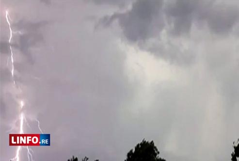 Un orage plonge La Réunion dans le noir