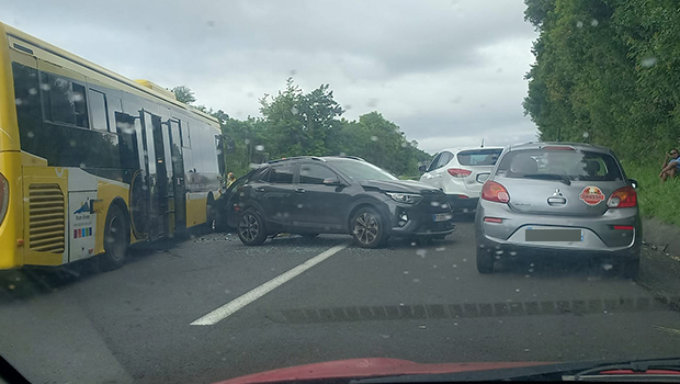 4 voies de Saint-Benoît : un accident entre un car jaune et plusieurs voitures crée 2 km de bouchons 