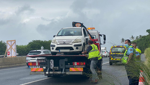 Ravine des Chèvres : un élagueur de 41 ans percuté par une voiture sur la quatre voies, transféré au CHU Nord - Sainte-Marie - piéton