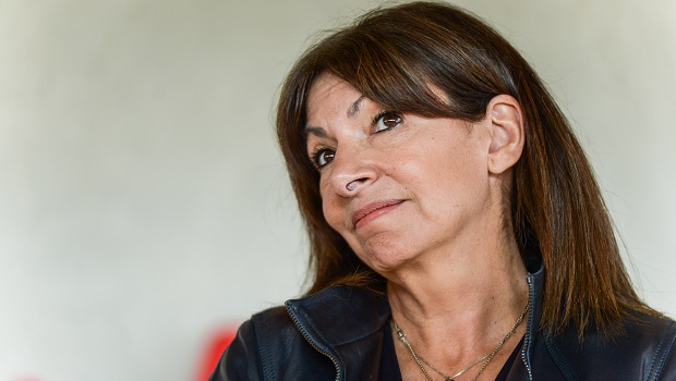 JO. Anne Hidalgo veut faire « un tour de France » avec le drapeau