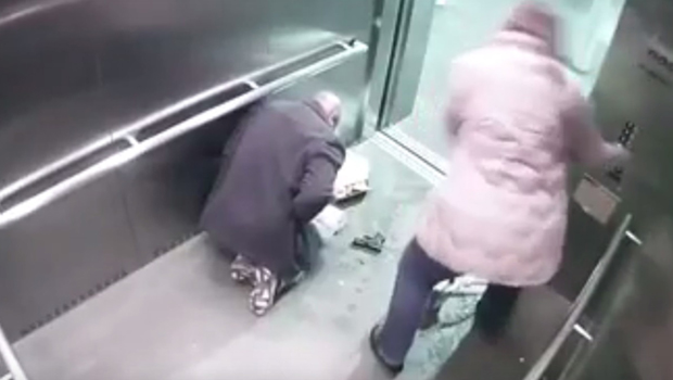 Un homme se tire dessus accidentellement dans un ascenseur