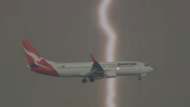 AUstralie - Un avion évite la foudre 