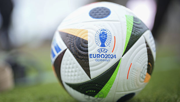 UEFA EURO 2024 - Les ballons des 4⃣ derniers #EURO Le + beau
