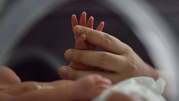 Italie : des mamans lesbiennes disparaissent de l’acte de naissance de leur enfant