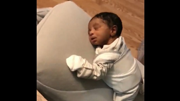 La berceuse mécanique qui endort le bébé en quelques seconde - Vidéo  Dailymotion