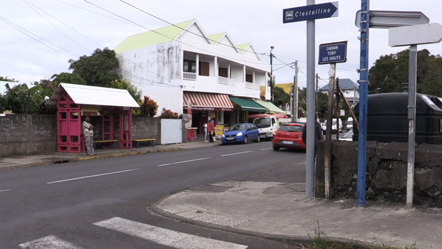 Saint-Pierre - corps drapé de blanc - laissé dans la rue - La Réunion 
