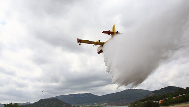 Avion bombardier d’eau 