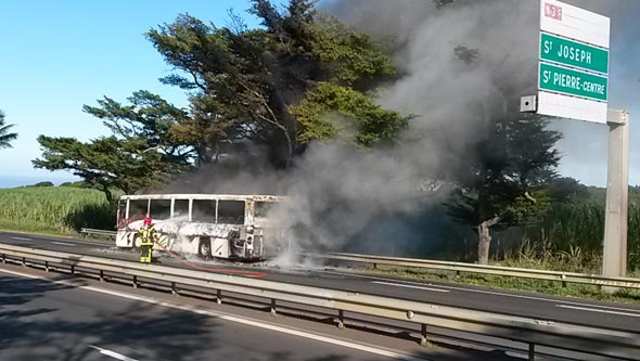 Saint-Pierre - bus en feu - quatre-voies 