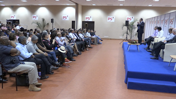 La Réunion : 200 militants au meeting de Jean-Christophe Cambadélis à Saint-Denis