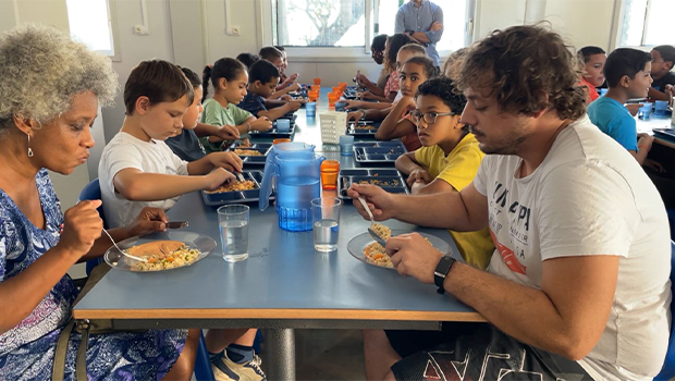 Des parents d’élèves ont partagé un repas à la cantine avec leurs enfants