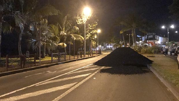 Crise canne : du charbon renversé sur la chaussée devant la préfecture