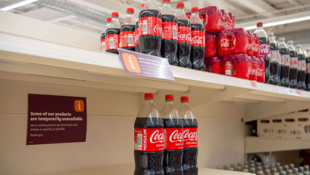 Environnement : avec le bouchon attaché, Coca Cola accélère son plan de  verdissement industriel