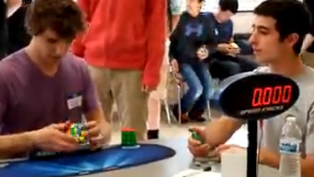 Collin Burns a assemblé un Rubik’s Cube en 5,25 secondes
