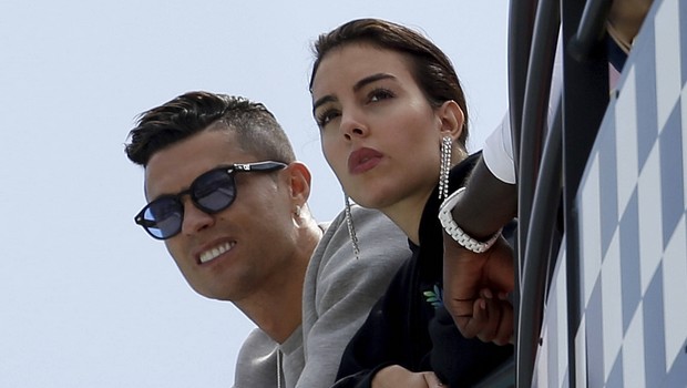 VidÉo – Pour Noël Cristiano Ronaldo Reçoit Une Rolls Royce De La Part