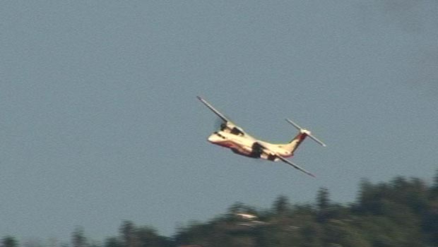 Feu de broussailles à Saint-Pierre : le Dash-8 survole la zone 