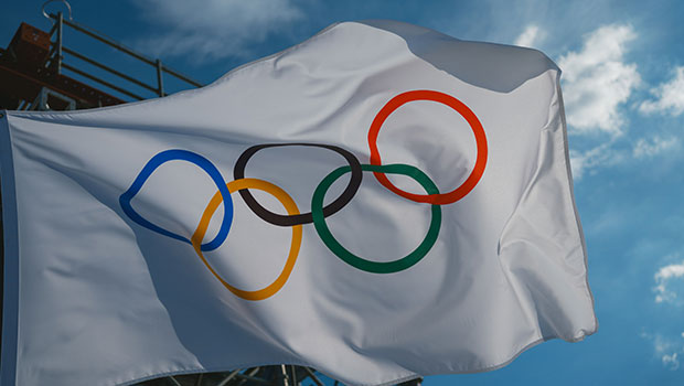 Jeux olympiques 2024 : arrivée du drapeau olympique à Paris