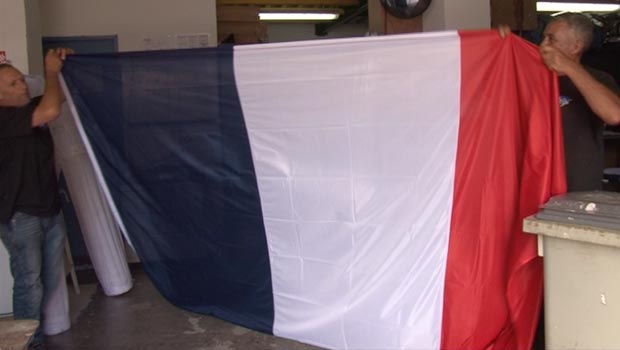 Hommages aux victimes des attentats de Paris : difficile de trouver un drapeau tricolore 