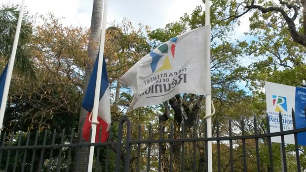 Drapeaux en berne pour rendre hommage à Hervé Gourdel 