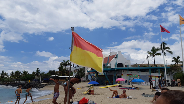 plage-drapeaux-vacances-baignade
