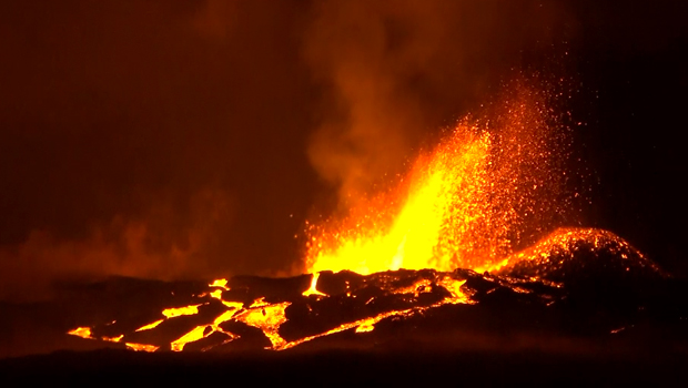 Coronavirus - Volcan - Eruption vue de nuit - La Réunion