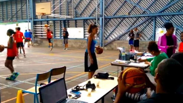 Run Ball : Lesly Bengaber met un panier assis à une table