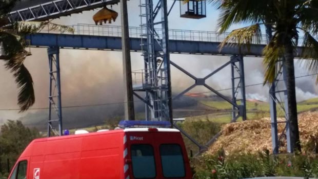 Feu de broussailles à Saint-Pierre : le Dash-8 survole la zone 