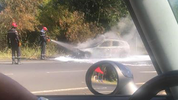 Grande Anse - rond-point - incendie - voiture