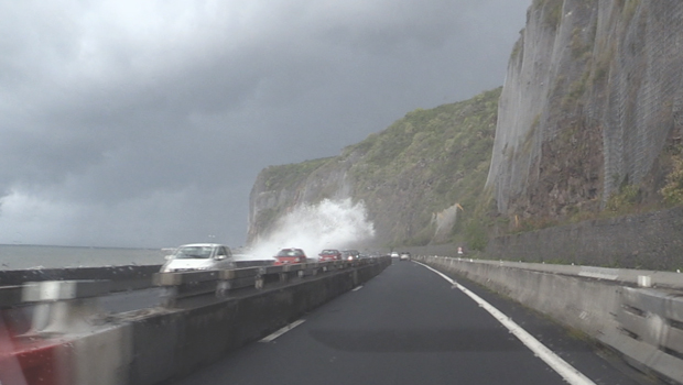 Route du Littoral - forte houle - La Réunion