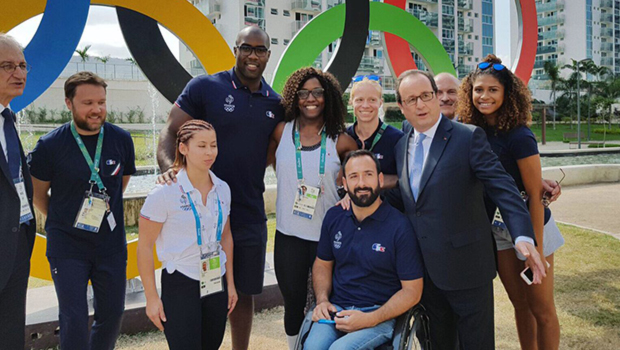 JO 2016 : à Rio, François Hollande fait des selfies avec les joueurs