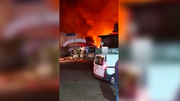 Camélias : important incendie dans un ancien garage municipal, les pompiers en intervention 