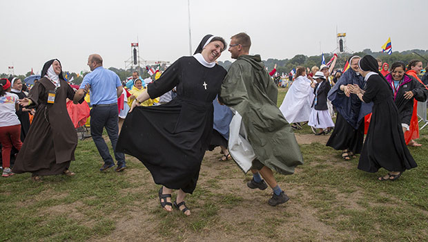 JMJ 2016 : pris dans l’ambiance, un prêtre danse 