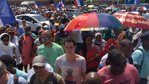 Mayotte : plusieurs milliers de personnes manifestent à Mamoudzou