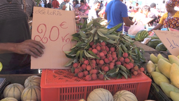 Saison des fruits - Letchis - Marché forain - 20 euros - La Réunion