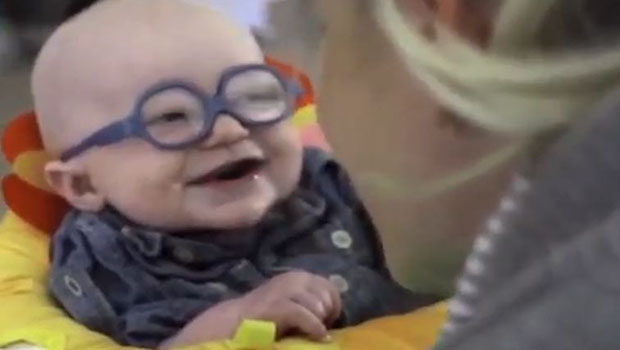 Un bébé malvoyant découvre sa mère grâce à des lunettes