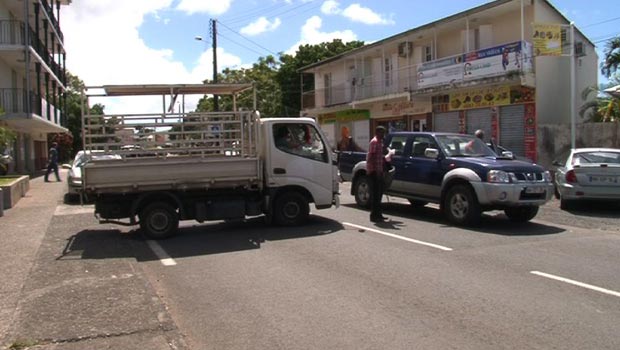 Des agriculteurs bloquent le chemin de la gare à Saint-André