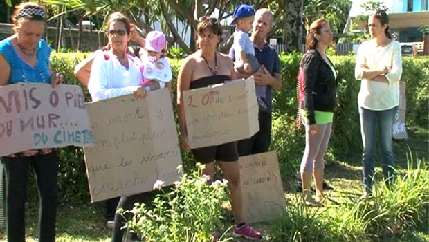 St-Philippe : les riverains manifestent contre l’extension du cimetière