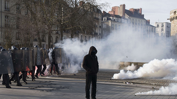 Manifestation anti-FN à Nantes : 11 gendarmes blessés - LINFO.re