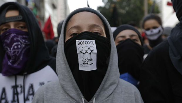 Brésil : des milliers de manifestants à Rio pour le 