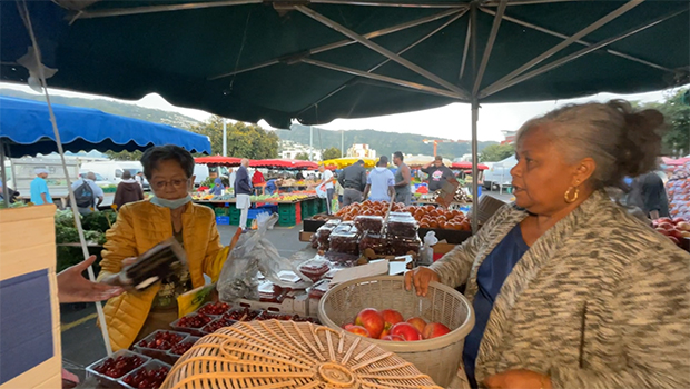 Thérèse, bazardière au marché des Camélias à Saint-Denis, est passionnée par son métier 