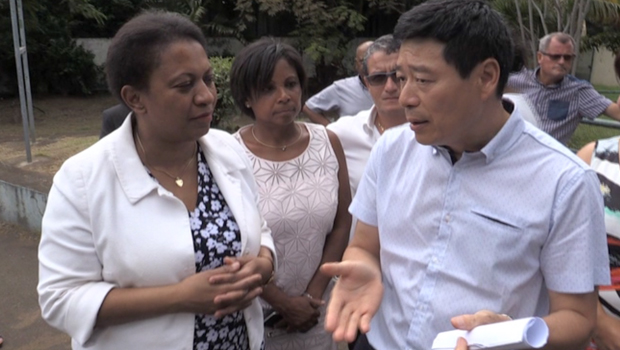 La ministre Geoffroy visite un projet de jardins familiaux à Saint-Denis