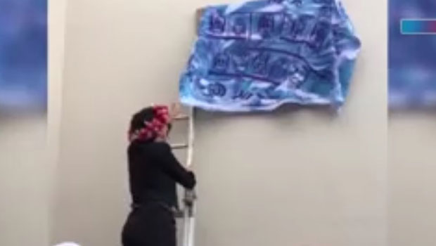 Nouvelle-Calédonie : Najat Vallaud-Belkacem dévoile une plaque juchée sur une échelle