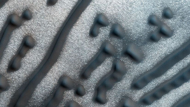 NASA : un étrange massage en braille photographié sur Mars