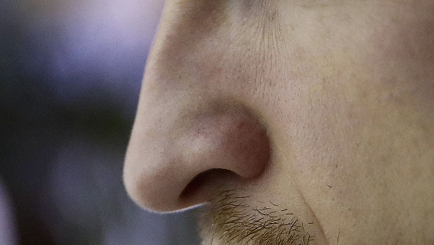 Se curer le nez est une TRÈS mauvaise habitude qui augmenterait le risque  d'Alzheimer, selon la science