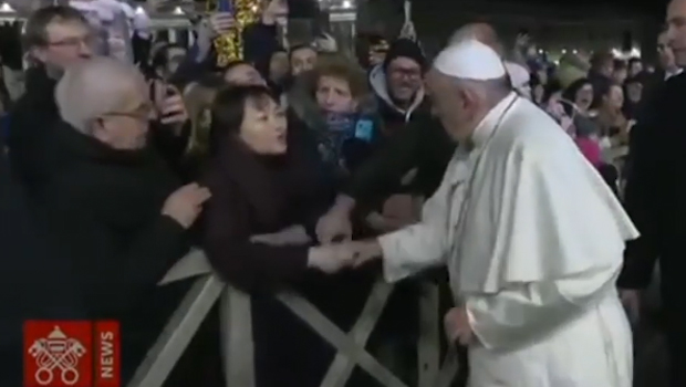Pape François - Buzz - Geste polémique - Vatican - Fidèle