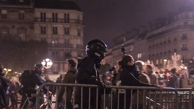 Paris : situation tendue place de l’Hôtel de Ville pour l’hommage à Rémi Fraisse