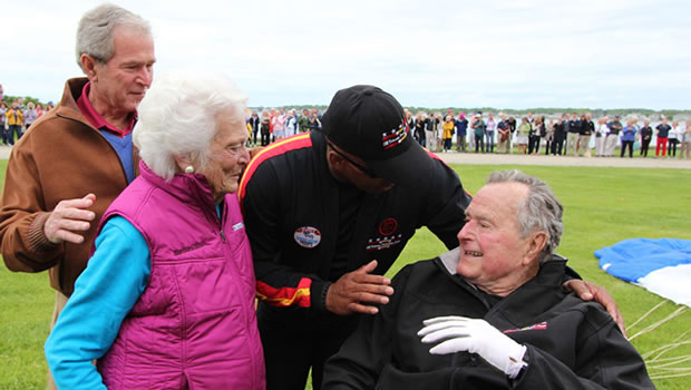 George H.W. Bush, saut en parachute à 90 ans