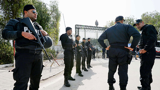 Attentat à Tunis : les chefs de la police de Tunis et du musée du Bardo limogés