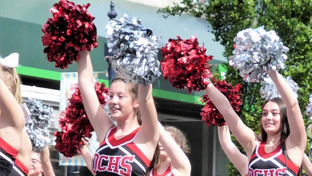 Une Danse D'encouragement Exécutée Par Une Pom-pom Girl Dans Un